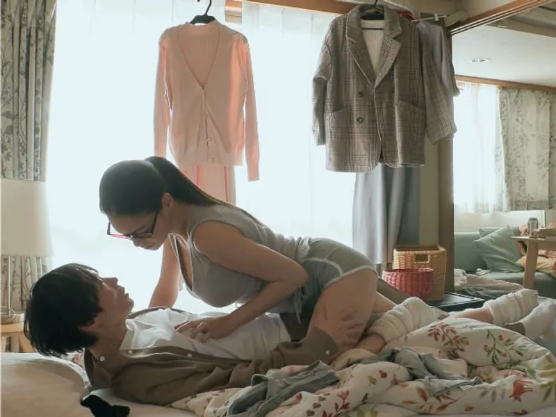 được chị gần nhà "an ủi" khi cô bạn gái đi ngoại tình
